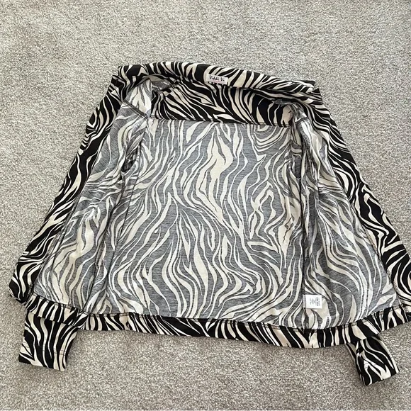 Vikki Vi Zebra Animal Print Collared Button Up Blouse Black & Cream Medium - Picture 4 of 10